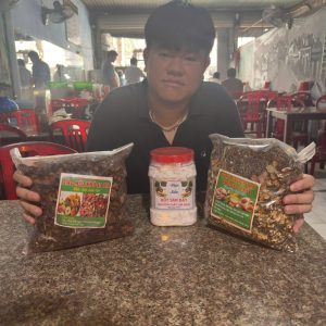 Khám phá 3 đặc sản vùng cao nổi bật gồm Trà Sơn Mật Vùng Cao, Táo Mèo Khô và Bột Sắn Dây với hương vị mộc mạc, truyền thống.